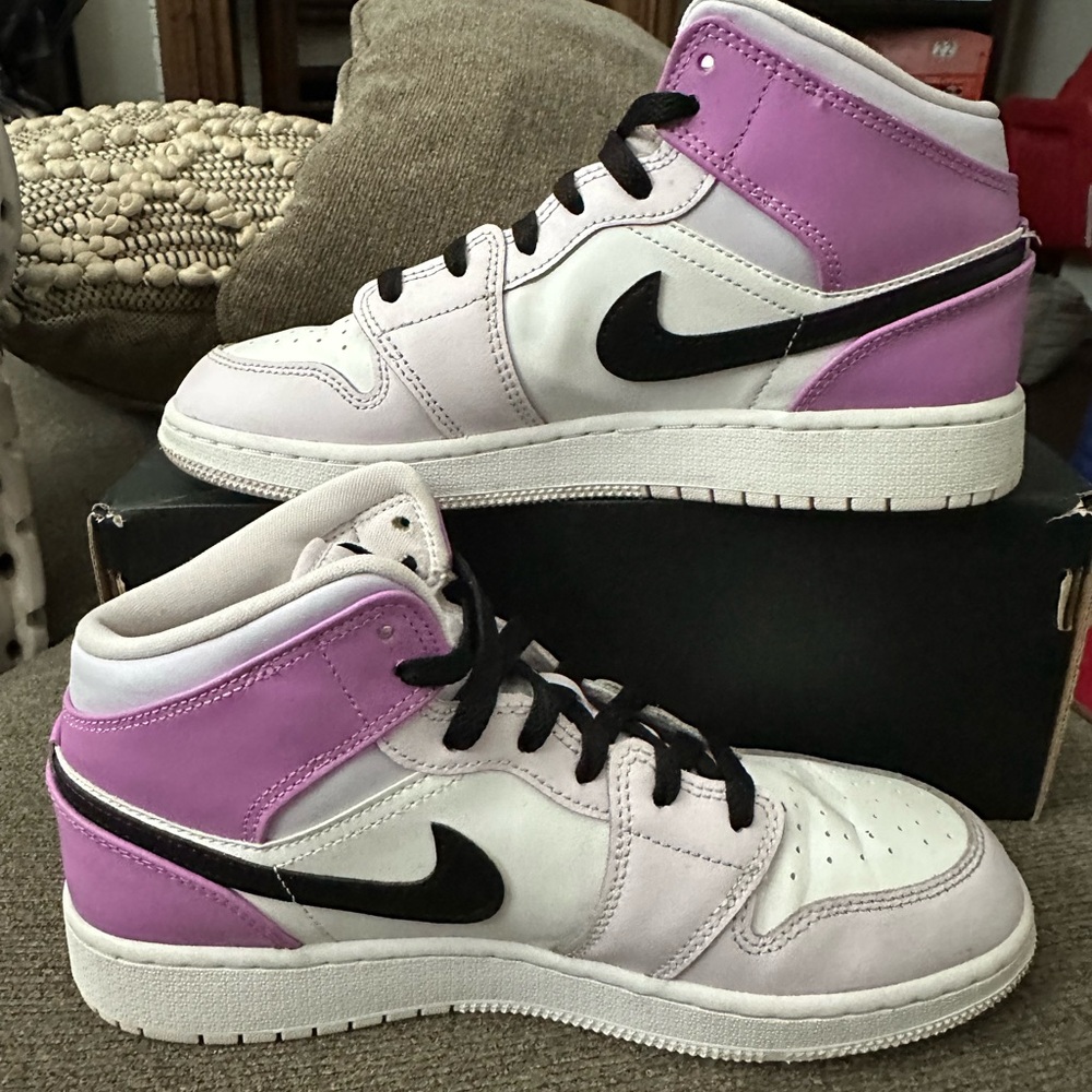 AIR JORDAN 1 MID (GS) Barely Grape Black White sz6 w Box DQ8423 501